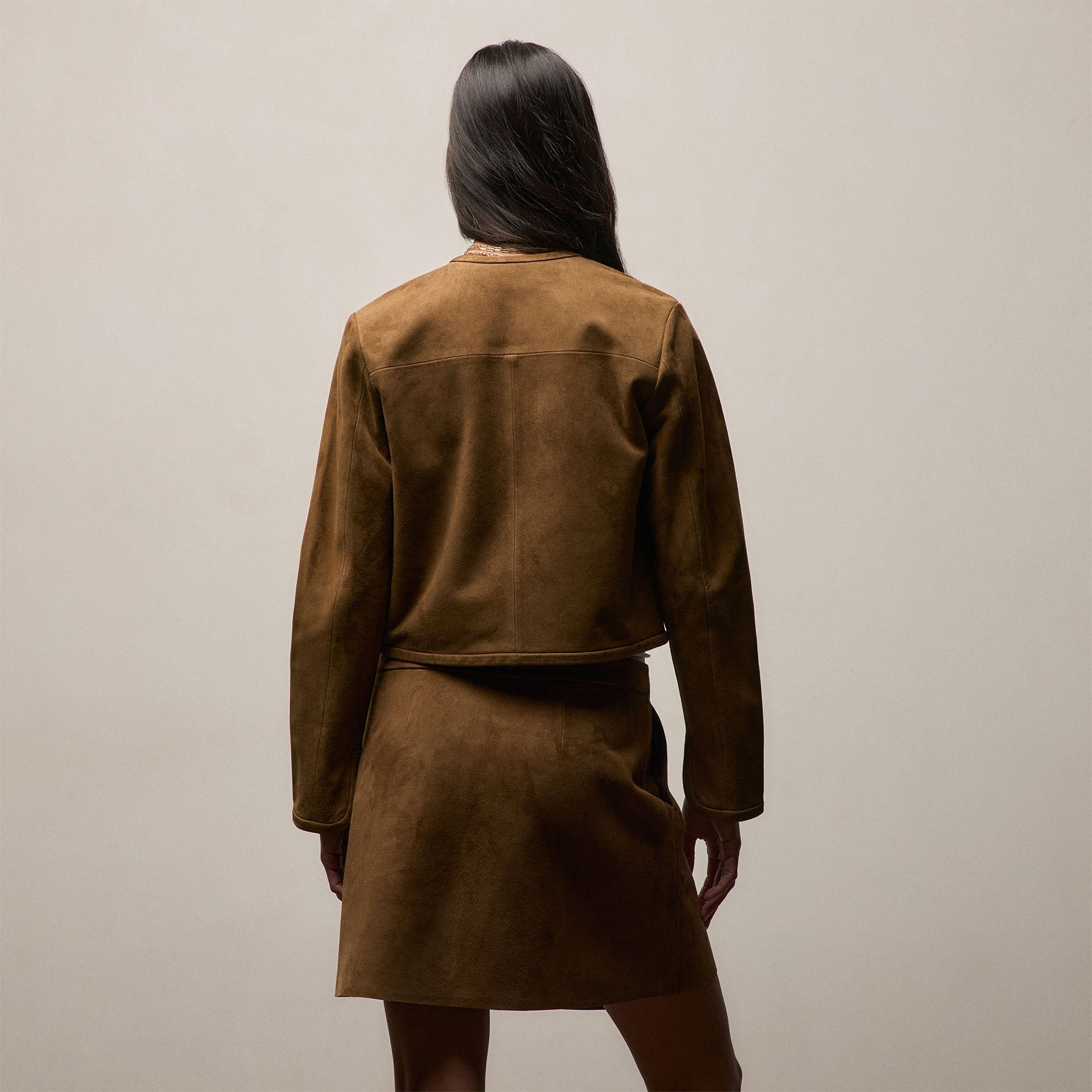 Veste courte en daim ouverte – Tabac